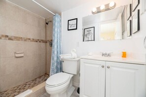 Free toiletries, hair dryer, towels - Short Walk to Wilton Drive! Apt6 (Wilton Manors)