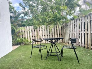 Outdoor dining - Short Walk to Wilton Drive! Apt6 (Wilton Manors)