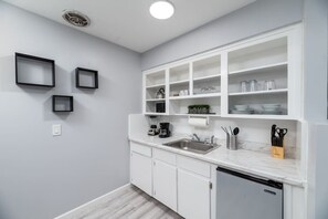 Microondas, parrilla de estufa, cafetera y tetera y tostadora 