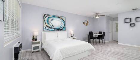 1 soverom, skrivebord, strykejern/-brett og wi-fi (inkludert)