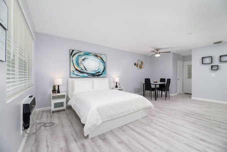 1 bedroom, desk, iron/ironing board, free WiFi. Just Off Wilton Drive! Apt 2