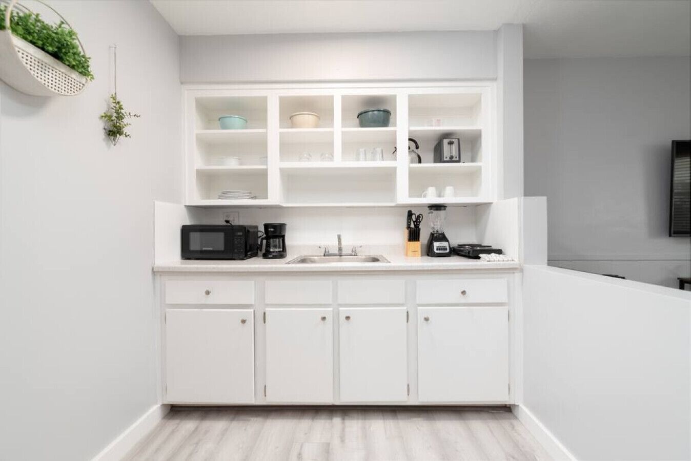 Mikrowelle, Herdplatte, Wasserkocher mit Kaffee-/Teezubehör, Toaster