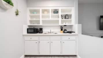 Mikrowelle, Herdplatte, Wasserkocher mit Kaffee-/Teezubehör, Toaster