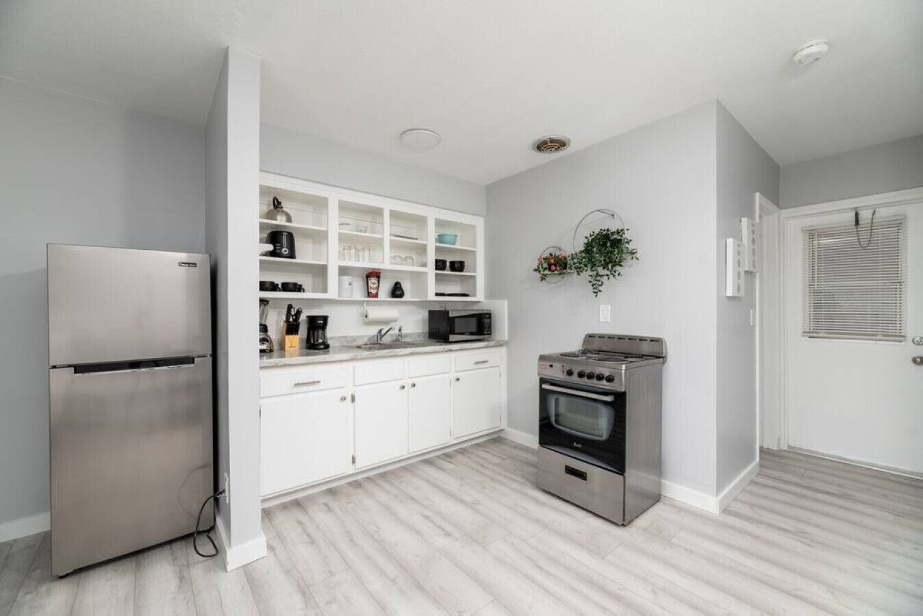 Kühlschrank, Mikrowelle, Ofen, Herdplatte