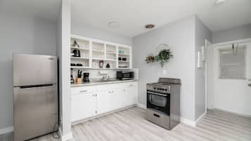 Refrigerador, microondas, horno, placa de cocina