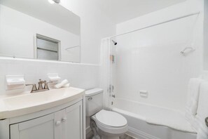 Een haardroger, handdoeken