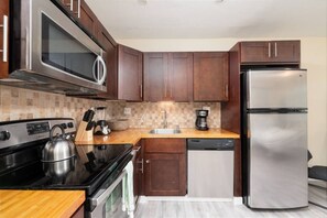 Fridge, microwave, oven, stovetop - Just Off Wilton Drive! Apt 6 (Wilton Manors)