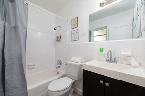 Hair dryer, towels - Just Off Wilton Drive! Apt 6 (Wilton Manors)