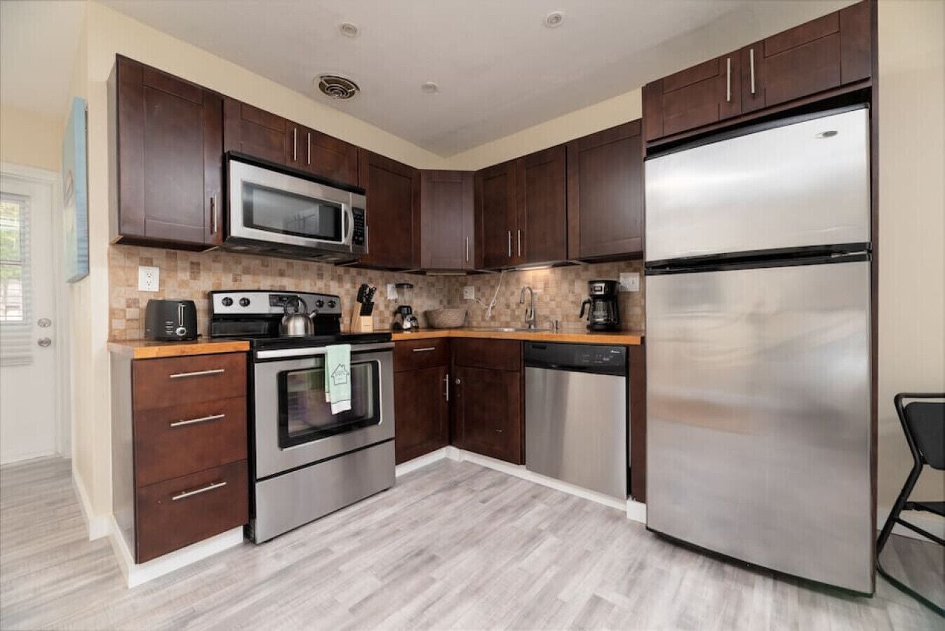 Réfrigérateur, micro-ondes, four, plaque de cuisson