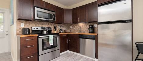 Réfrigérateur, micro-ondes, four, plaque de cuisson