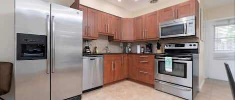 Réfrigérateur, four à micro-ondes, un four, surface de cuisson