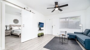 1 bedroom, desk, iron/ironing board, WiFi (free) - Comfy Condos @ Middle River - #1 (Fort Lauderdale)