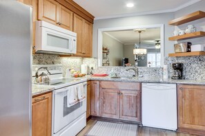 Fridge, microwave, oven, stovetop - Modern McCormick Townhome on Lake Thurmond! (McCormick)