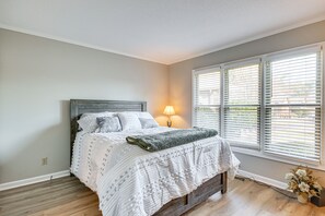 2 bedrooms, desk, Internet, bed sheets