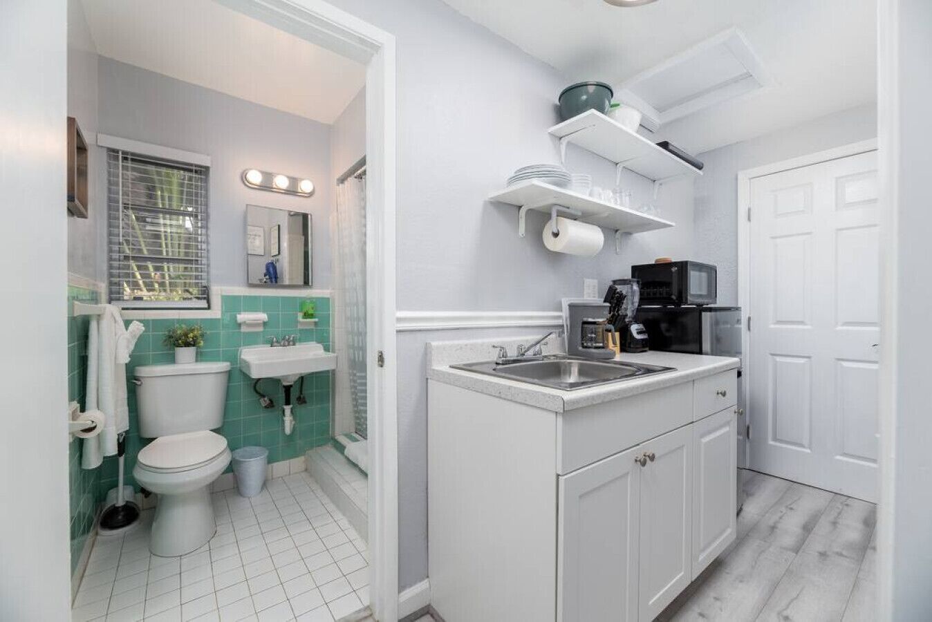 Micro-ondes, plaque de cuisson, cafetière/bouilloire, grille-pain