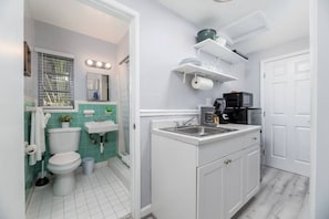 Micro-ondes, plaque de cuisson, cafetière/bouilloire, grille-pain