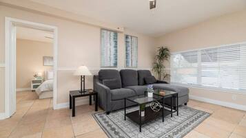 1 quarto, escrivaninha, ferros/tábuas de passar roupa, Wi-Fi de cortesia