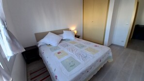 3 bedrooms, iron/ironing board, free WiFi, bed sheets - Confortable Appartement Avec Trés Jolies Vues sur Port Empordá et sur Canal (Empuriabrava)