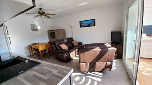 TV - Confortable Appartement Avec Trés Jolies Vues sur Port Empordá et sur Canal (Empuriabrava)