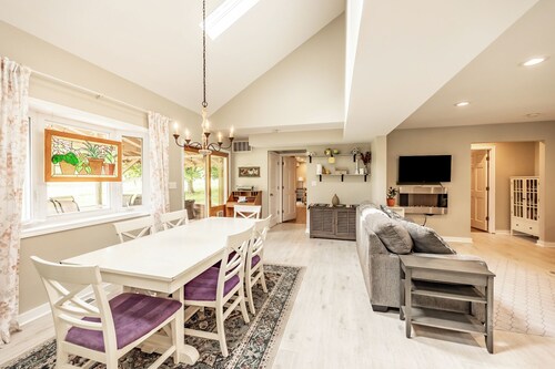 Pet/Family Friendly Farmhouse: Sleeps 10, Firepit, 1 Hour from Chicago