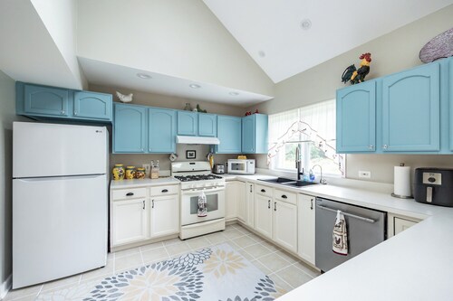 Pet/Family Friendly Farmhouse: Sleeps 10, Firepit, 1 Hour from Chicago