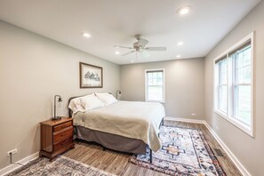 4 habitaciones, escritorio y tabla de planchar con plancha