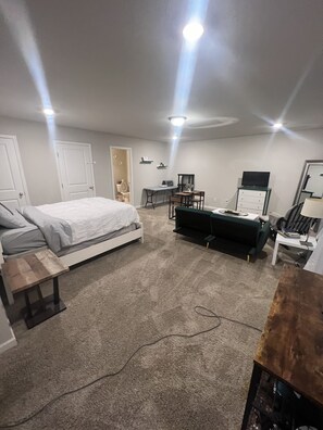 1 habitación, tabla de planchar con plancha, wifi y ropa de cama