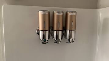 Een haardroger, handdoeken, zeep, shampoo