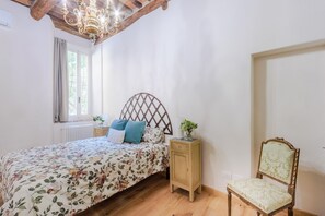 Iron/ironing board, bed sheets
