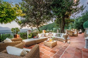 Outdoor dining - Villa Lina, Luxury Farmhouse with Pool and Amazing View close to Lucca Town Centre (San Concordio di Moriano)