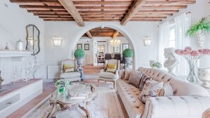 A spacious living room with a high ceiling, a fireplace, and a view into another room. - Villa Lina, Luxury Farmhouse with Pool and Amazing View close to Lucca Town Centre (San Concordio di Moriano)