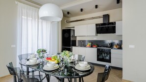 Una cocina moderna con comedor.