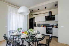 Kühlschrank, Mikrowelle, Ofen, Geschirrspüler