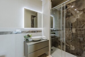 Dusche, Haartrockner, Bidet, Handtücher