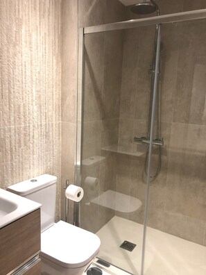 Suite – deluxe | Bad | Dusj, hårføner, badekåper og håndklær