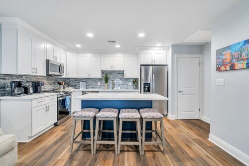 Conveniently Located Contemporary 6 Bed/6 Bath 15 Min to Downtown