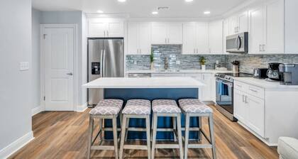 Conveniently Located Contemporary 6 Bed/6 Bath 15 Min to Downtown