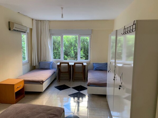 Family Room | Desk, free WiFi - Onur PANSİYON (Antalya)