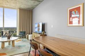 奢华公寓式客房, 1 张特大床和 1 张沙发床, 阳台, 城市景观 | 客房内用餐
