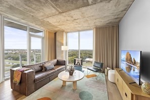 Luxury Condo, 1 Katil Raja (King) dengan Katil Sofa, Balcony, City View | Ruang tamu | TV LED, Netflix, perkhidmatan penstriman 