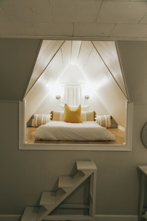 5 quartos, escrivaninha, ferros/tábuas de passar roupa, berço de viagem