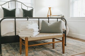 5 soverom, skrivebord, strykejern/-brett og reiseseng for barn