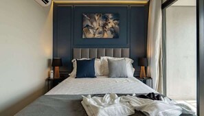 Comfort studio | Woonruimte | Een 40-inch smart-tv met kabelzenders