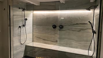 Douche, sĂšche-cheveux, serviettes fournies, savon