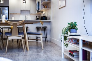 Condo | Makan dalam bilik