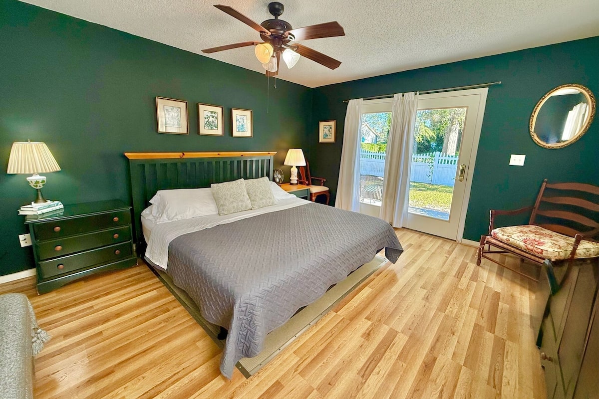 Booth Bay | Hypo-allergenic bedding, minibar, individually decorated