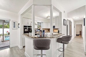 Frigorífico, microondas, horno y placa de cocina