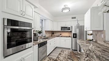 Kylskåp, mikrovågsugn, ugn och spishäll