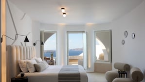 Signature Cliffside Suite with Private Infinity Pool & Outdoor Heated Jetted Tub -Caldera View | 고급 침구, 오리/거위털 이불, 메모리폼 침대, 미니바