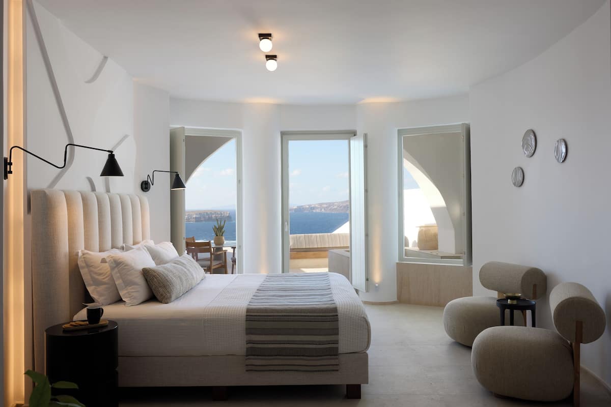 Signature Cliffside Suite with Private Infinity Pool & Outdoor Heated Jetted Tub -Caldera View | Premium bedding, down comforters, memory foam beds, minibar
